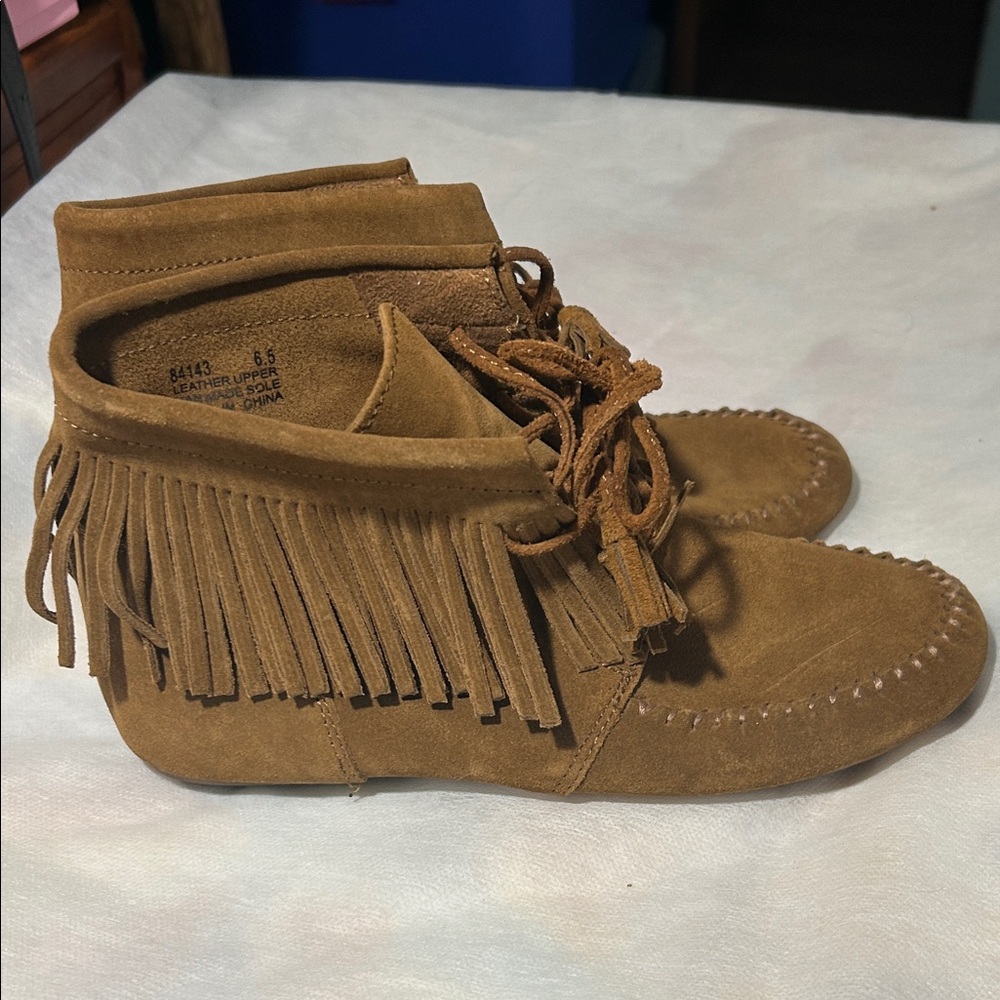 Minnetonka Ankle Suede Moccasin Boots - Picture 4 of 9